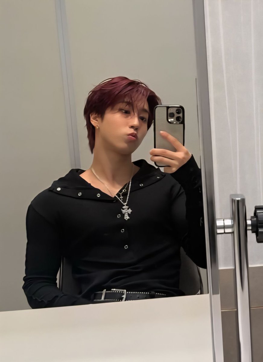 juleeaaaaaaaa's tweet photo. The person                       The chair

[ #SSD #StayBeautiful #stayselcaday #Han #한 #StrayKids #스트레이키즈 @Stray_Kids ] https://t.co/Z1VbRAyfRx