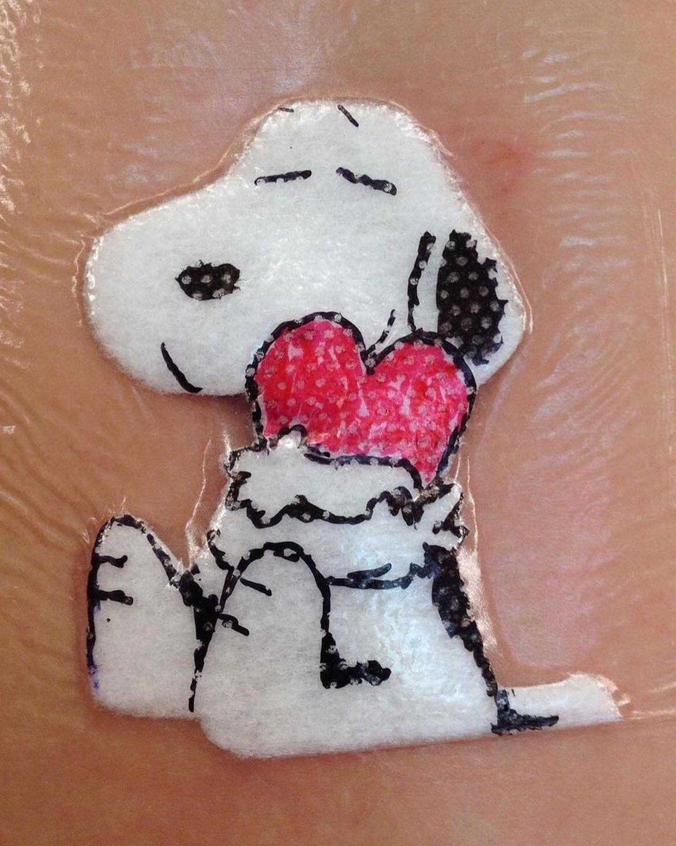 pubity's tweet photo. Pediatric surgeon Dr. Robert Parry draws cartoons on kids' bandages after surgery to make them smile.

📸 Via: Dr. Robert Parry/Akron Children’s Hospital https://t.co/4B9eJeZwMQ