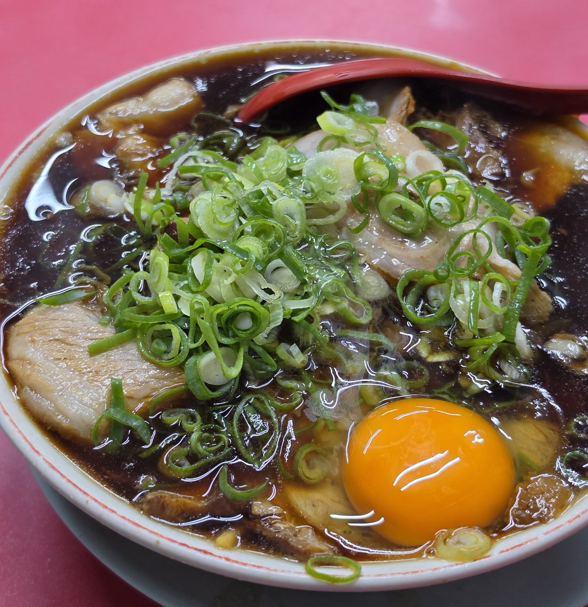 chopitarou's tweet photo. これは長年京都でラーメンを食べてきた地元民が言うから間違いのない話なのですが、たかばし二大ラーメンにおいて並ぶべきは「第一旭本店」さんではなく、「新福菜館本店」さんです。
オーダーは常に、ラーメン並(肉多め、肉バラ)モヤシ抜きたまご+ヤキメシ。脳に直接届くこのうまさ。精神崩壊しそう。 https://t.co/dYCMMw9us0