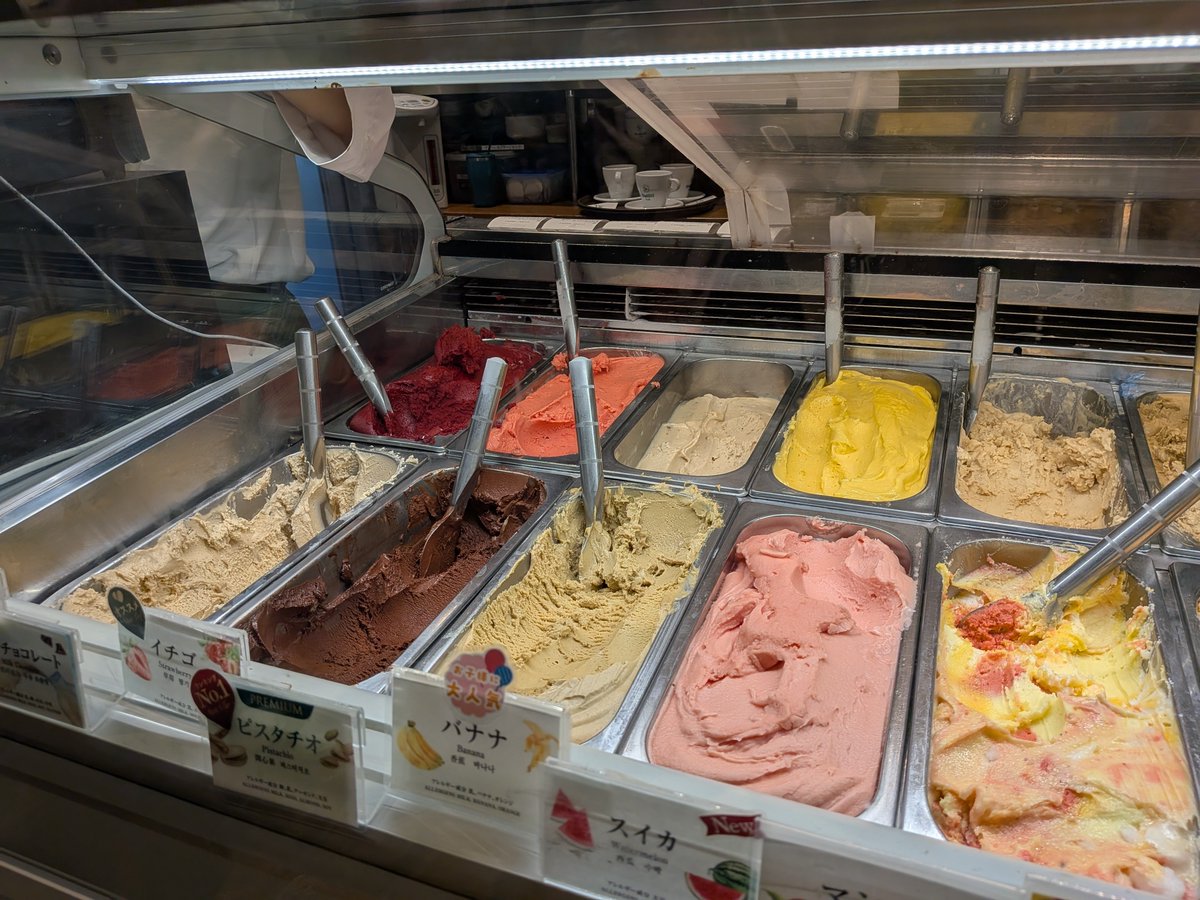 latina_sama's tweet photo. 有楽町マルイにあるジェラート屋さん「ジョリッティ  (Giolitti)」に行きました！本店はローマにあり、現地ではかなりの老舗です。私は、ローマが恋しくなったらここに来てジェラートを食べます。
フレーバーは一部季節ごとに変わり、おすすめはアーモンドです。ぜひ食べてみてください！ https://t.co/o6poApunbJ
