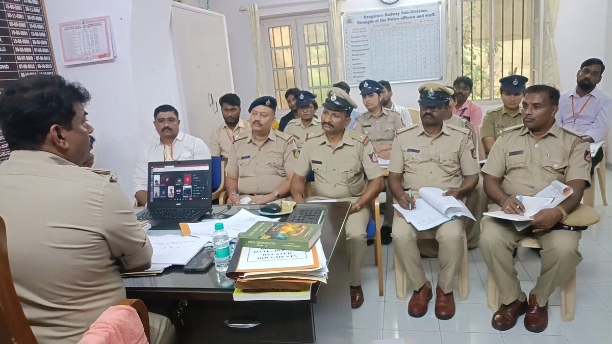 DspRly's tweet photo. ರೈಲ್ವೆ ಉಪ ವಿಭಾಗದ ಕಚೇರಿಯಲ್ಲಿ  SJPU  ವಿಮರ್ಶನ ಸಭೆ ಕೈಗೊಂಡ ಬಗ್ಗೆ.@KarnatakaCops 
@rpfswr
@CPBlr
@DgpKarnataka
@KARailwayPolice
@KARailwayPolice https://t.co/VcWDqZmG5d