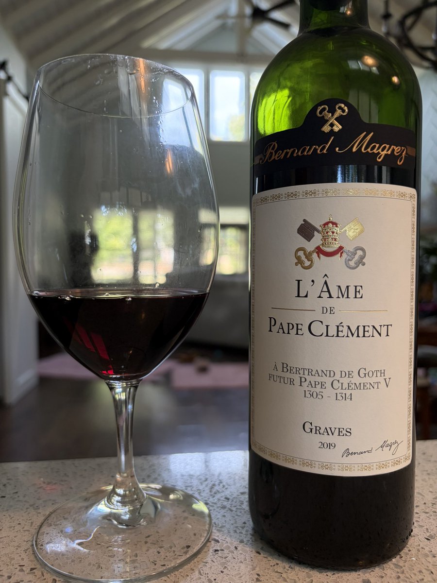 JeffPGwine's tweet photo. Left Bank Bordeaux that’s Merlot-based with Cabernet Sauvignon and Franc. Already showing some aging notes with receding blackberry and black cherry. Plenty of cedar and tobacco plus toasted almond running all the way through. A nice bottle https://t.co/BYpMcCb2MA