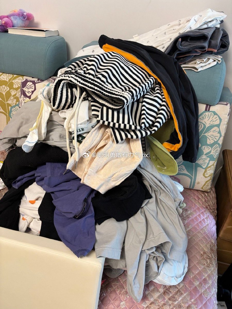 FurtekChet's tweet photo. Just found the crumpled laundry pile in the corner turned into a neat stack—small wins for a cozy home ， https://t.co/43U5x5A3fa