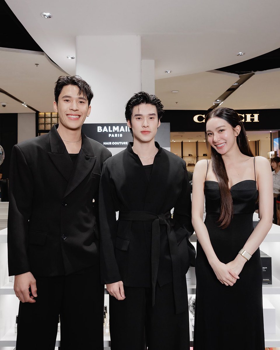 pearlpeakth's tweet photo. [IG UPDATE] around_magazine

📍https://t.co/Lwt2OV6guO

Balmain Hair เปิดป็อปอัพสโตร์คอนเซ็ปต์ “BALMAIN HAIR VOYAGE” ชวนออกเดินทางสู่โลกแห่งแฮร์ กูตูร์ เพื่อค้นพบแรงบันดาลใจและสัมผัสประสบการณ์เสน่ห์ความงามสไตล์ปารีเซียง พร้อมอัพเดตคอลเลกชัน “LOCKS OF GOLD” นำเสนอไอเทมชิ้นสำคัญที่ผ่านการสร้างสรรค์มาอย่างพิถีพิถัน 
 
ไฮไลต์สำคัญครั้งนี้ คือการยก “บอลลูน” สัญลักษณ์แห่งการผจญภัยและการค้นพบอันเปี่ยมไปด้วยมนตร์เสน่ห์สไตล์ฝรั่งเศส มาถ่ายทอดผ่านคอนเซ็ปต์ “BALMAIN HAIR VOYAGE” ที่พาทุกคนออกเดินทางสู่โลกแห่งความงาม ในแบบฉบับของแฮร์ กูตูร์ ผ่านบรรยากาศอันหรูหราและร่วมสมัย พร้อมสัมผัสคอลเลกชันผลิตภัณฑ์สำหรับคนรักเส้นผมแบบครบไลน์ พร้อมชวนนักแสดงมากความสามารถ เอนจอย ธิดารัตน์ ปรือทอง  , เพิร์ล ศัจกร ฉลาด  และ พีค ภีมพล พาณิชย์ธำรง ที่จะมาร่วมผัสประสบการณ์ความงามในแบบฉบับแฮร์กูตูร์
.
📌 ที่ POP-UP STORE CENTRAL PLAZA LADPRAO ชั้น 1 วันนี้ - 14 มกราคม 2570

@pearlpooo @peakpeemapol 

#BALMAINHAIRxPEARLPEAK
#BalmainHairVoyage
#BalmainHairThailand
#PearlPeak #เพิร์ลพีค 
#pearlpooo #peakpeemapol