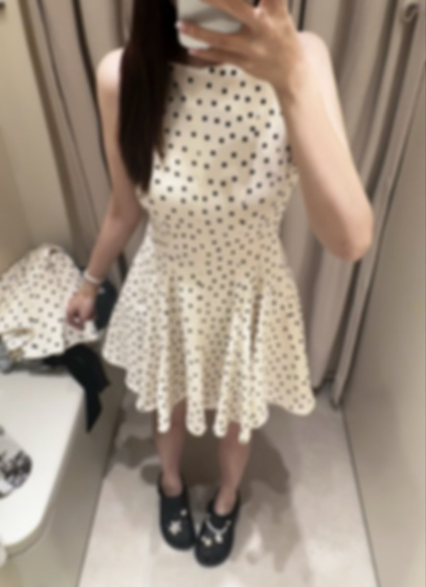 lighttttonme's tweet photo. 晚上好我在试衣间 https://t.co/RTQHOts0eY