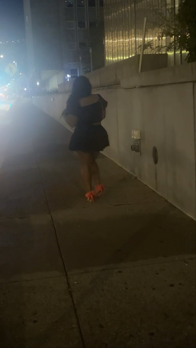 MistresMahogany's tweet photo. You know you want to belong to me and worship my French tips 👠💖

#findom findom #feetfetısh  feetfetish #footfetısh   footfetish #feetworshi̇p feetworship #heels heels #paypiggys paypig #ebonydomme  ebonydomme https://t.co/0aEjw7dYg2