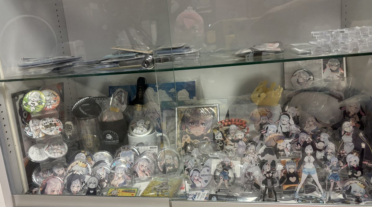 hansode_gohan's tweet photo. 水色撤去したついでにエトねくを入れ替えたけど、紙類多すぎて到底飾りきれない https://t.co/nICxUg6Wfl