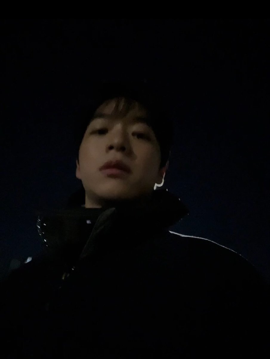 kangyuon's tweet photo. just walking through the empty streets with zero thoughts, completely detached. 🎧 https://t.co/idVDNZcCct
