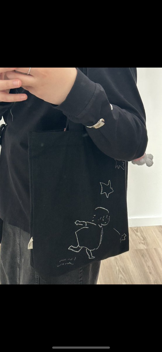 myrubyouth's tweet photo. this ichiko aoba tote i take it basically everywhere 🖤 https://t.co/7Rgm3Vx3bB