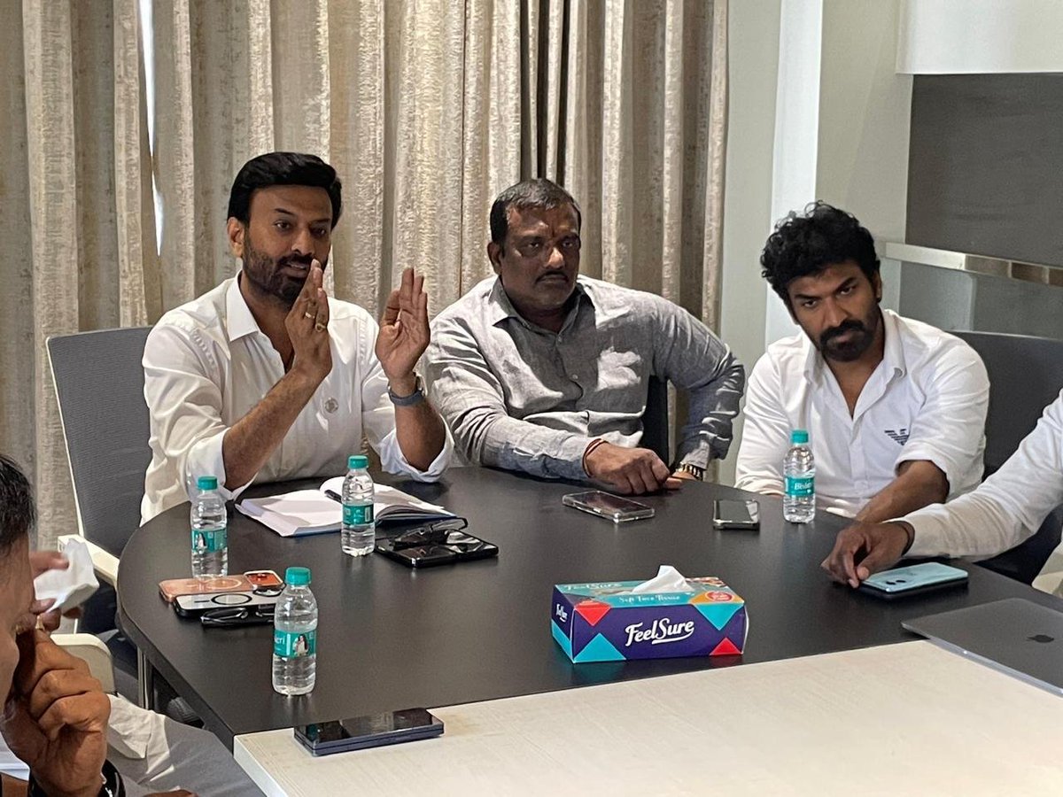 JSPTelangana's tweet photo. #Khammam #Nalgonda #Warangal #JSPForTelangana #JanaSenaTelangana

ఉమ్మడి ఖమ్మం, నల్లగొండ, వరంగల్ జిల్లాల పట్టభద్రుల ఎమ్మెల్సీ ఎన్నికలకు సంబంధించి జనసేన పార్టీ తెలంగాణ రాష్ట్ర కార్యాలయంలో సోమవారం తొలి సన్నాహక సమావేశం నిర్వహించారు.

జనసేన పార్టీ అధ్యక్షులు శ్రీ @PawanKalyan గారు ప్రతిపాదించిన అభ్యర్థి డాక్టర్ శ్రీ గడల శ్రీనివాసరావు గారి విజయానికి పార్టీ శ్రేణులంతా సమష్టిగా కృషి చేయాలని సమావేశంలో పార్టీ కార్యవర్గం తీర్మానించింది. ఎన్నికల్లో విజయమే లక్ష్యంగా ప్రతి నాయకుడు, కార్యకర్త సమన్వయంతో పనిచేస్తూ పార్టీ శ్రేణులను ఒకే తాటిపైకి తీసుకురావాలని నిర్ణయించారు.

ఈ సమావేశంలో జనసేన పార్టీ ప్రధాన కార్యదర్శి శ్రీ తాళ్లూరి రామ్, తెలంగాణ రాష్ట్ర ఇంచార్జ్ శ్రీ నేమూరి శంకర్ గౌడ్, ప్రచార కార్యదర్శి శ్రీ సాగర్ ఆర్.కె. నాయుడు, రాష్ట్ర నాయకులు రాధారం రాజలింగం, ఎం. దామోదర్ రెడ్డి, మేకల సతీష్ రెడ్డి, మచ్చ సుధాకర్, మమ్మారెడ్డి ప్రేమ్ కుమార్, డాక్టర్ గడల శ్రీనివాసరావు, చిరాగ్ ప్రజీత్ గౌడ్, మిరియాల కృష్ణ, మీసాల శ్రీనివాసరావు, మేడ రామకృష్ణ, గొట్టిముక్కల నరేష్ రెడ్డి, ప్రేమ్ గాంధీ, శ్రీమతి తనుజ రెడ్డి, డాక్టర్ కృష్ణప్రియ, గుడిబండ రవి, గట్టు తిమ్మప్ప, గాదె పృథ్వీ, మేడిద ప్రశాంత్ రెడ్డి, అమంచ సునీల్, చంచు రాజ్ కీరణ్ తదితరులు పాల్గొన్నారు.
