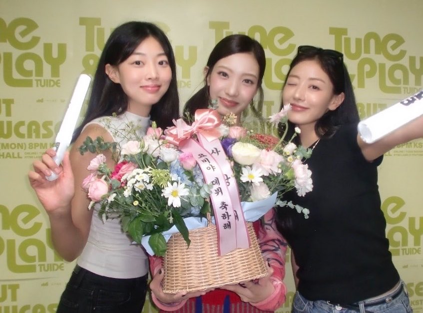twoapplesjihyo's tweet photo. FULL PARK SISTERS PHOTO AFTER AGES CONGRATULATIONS ON YOUR DEBUT SEOYEON 🥺🥺 https://t.co/6iN1ZIYuy7
