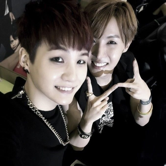 cuiwant's tweet photo. feliz 7 dias de namoro pra nois, minha gata @jeonsiejk_ (cmg é sem a pedra e o papel https://t.co/JG7KWVjTtq