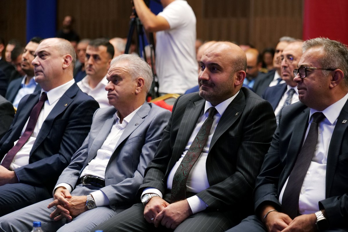 GurhanAlbayrak's tweet photo. Sanayi ve Teknoloji Bakan Yardımcımız Sayın Oruç Baba İnan’ın katılımlarıyla, Eskişehir Organize Sanayi Bölgesi ev sahipliğinde düzenlenen OSBÜK İç Anadolu Bölge Toplantısı’na katıldık.

Üreten, büyüyen ve güçlenen Türkiye hedefimiz doğrultusunda, bölgemizin sanayi potansiyelini daha da artıracak adımları değerlendirdik. Sanayinin parlayan yıldızı Eskişehir’imiz için durmaksızın çalışmaya devam… 🇹🇷