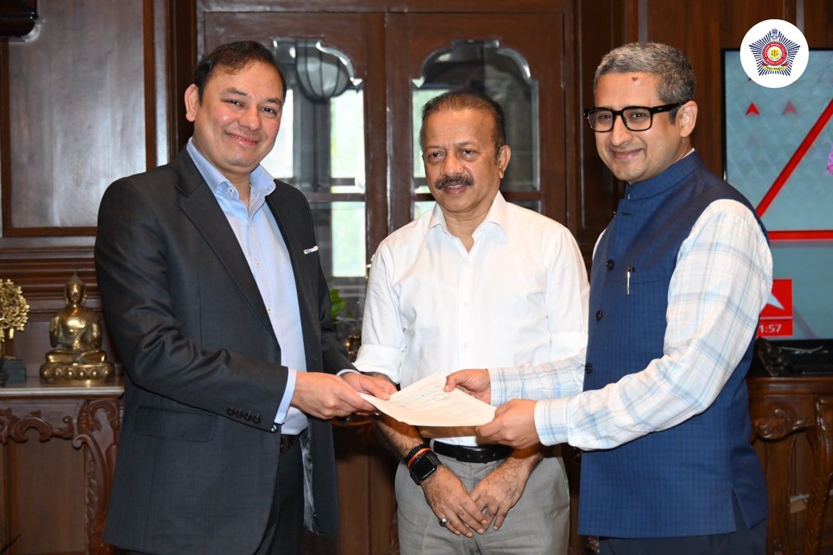 MumbaiPolice's tweet photo. 🔸The Mumbai Police Foundation appreciates the gesture of @AdaniFoundation for its contribution to support welfare of Policemen and Security Infrastructure of Mumbai and its citizens. Mr @PranavAdani, Director of Adani Enterprises visited Police HQ in this regard.

🔸मुंबई पोलीस कर्मचाऱ्यांचे कल्याण तसेच मुंबई आणि मुंबईकरांच्या सुरक्षेसाठी आवश्यक पायाभूत सुविधा बळकट करण्यासाठी @AdaniFoundation ने दिलेल्या योगदानाबद्दल मुंबई पोलीस फाउंडेशन कृतज्ञता व्यक्त करते.

या अनुषंगाने अदानी एंटरप्रायझेसचे संचालक श्री. @PranavAdani यांनी पोलीस मुख्यालयास भेट दिली