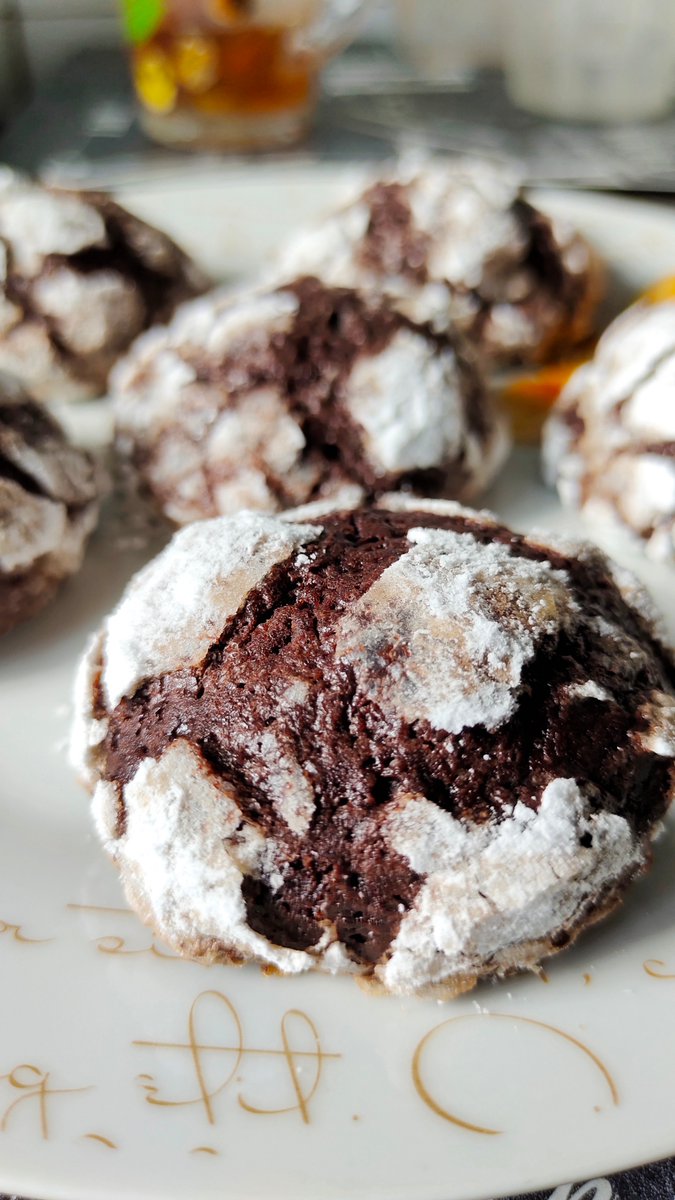 ReFox_23's tweet photo. Hi, friends! 👋
Look what I treated my friends to today 👀🍪
Fresh out of the oven ❤️
Chocolate crinkle cookies — soft and fudgy inside, with that irresistible chocolate flavor! 🤎
#Baking #HomemadeCookies https://t.co/lhGbmm0nds