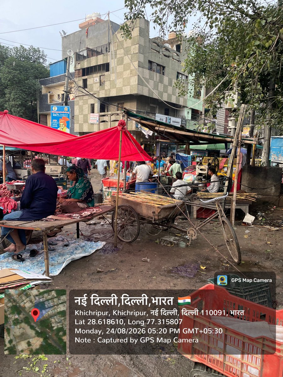 UNaagar's tweet photo. I request #deputy #commisioner East zone, @MCD_Delhi to assess the situation of your officers conducting fake drills to post on twitter. These 2 images are 1 hour apart you can see the timestamp. One was uploaded by @dcshahsouth account and one was clicked by me just after your tweet.
@LtGovDelhi @praveshwahi @drmonikapant @ashishsood_bjp