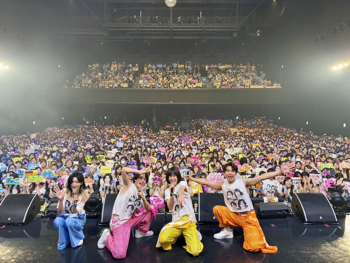 monaki_official's tweet photo. じんです🍊
今日はZeppツアー最終日、Zepp Haneda公演！！
ご来場の皆さん、配信をご視聴の皆さん、ありがとうございましたー！！！
Zepp はミュージシャンを志した10代の頃からの憧れた場所の一つでした。
このステージを踏む為に色々遠回りや回り道もして来ました。
でも今思うとそこで見た景色や人の愛、痛みでさえもが自分をここまで引っ張って来ているんだなって思います。
本気で生きている上で起こることは全てベスト、その時に必要なものなんだろうし、そう考えると失敗なんて何一つない。
失敗出来たってことはちゃんと行動できたんだから、半分は成功なんですよね。
だから挑戦することを諦めないで欲しい。
夢見ることも、愛を求めることも、自分らしく生きることも。
格好悪くても良い、はみ出し者でもいい、僕はいつだってそんなマイノリティへ歌っていたいし音楽を作っていたいです。
巡り会ってくれたあなたに心から感謝🧡BIGらぶ