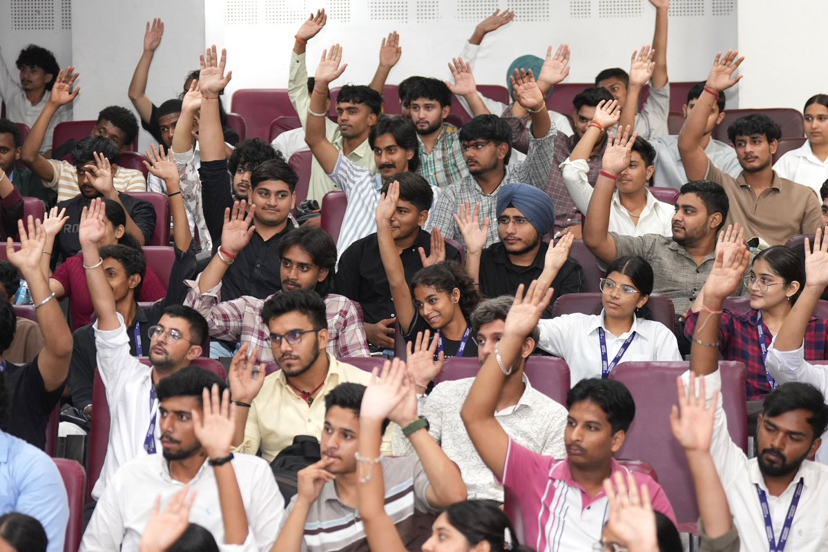 msisodia's tweet photo. आज Rayat Bahra University में Business Class कर रहे Young Entrepreneurs से बातचीत की…

@BhagwantMann सरकार द्वारा पंजाब की यूनिवर्सिटीज़ में शुरू किए गए Business Class में बच्चे पढ़ते-पढ़ते Entrepreneurs बनकर, न सिर्फ़ ख़ुद कमा रहे हैं, बल्कि दूसरों को नौकरियाँ भी दे रहे हैं।

यही असली Education Revolution है, जहाँ कमाई भी है, पढ़ाई भी है और देश की बेरोज़गारी की समाधि का समाधान भी है।