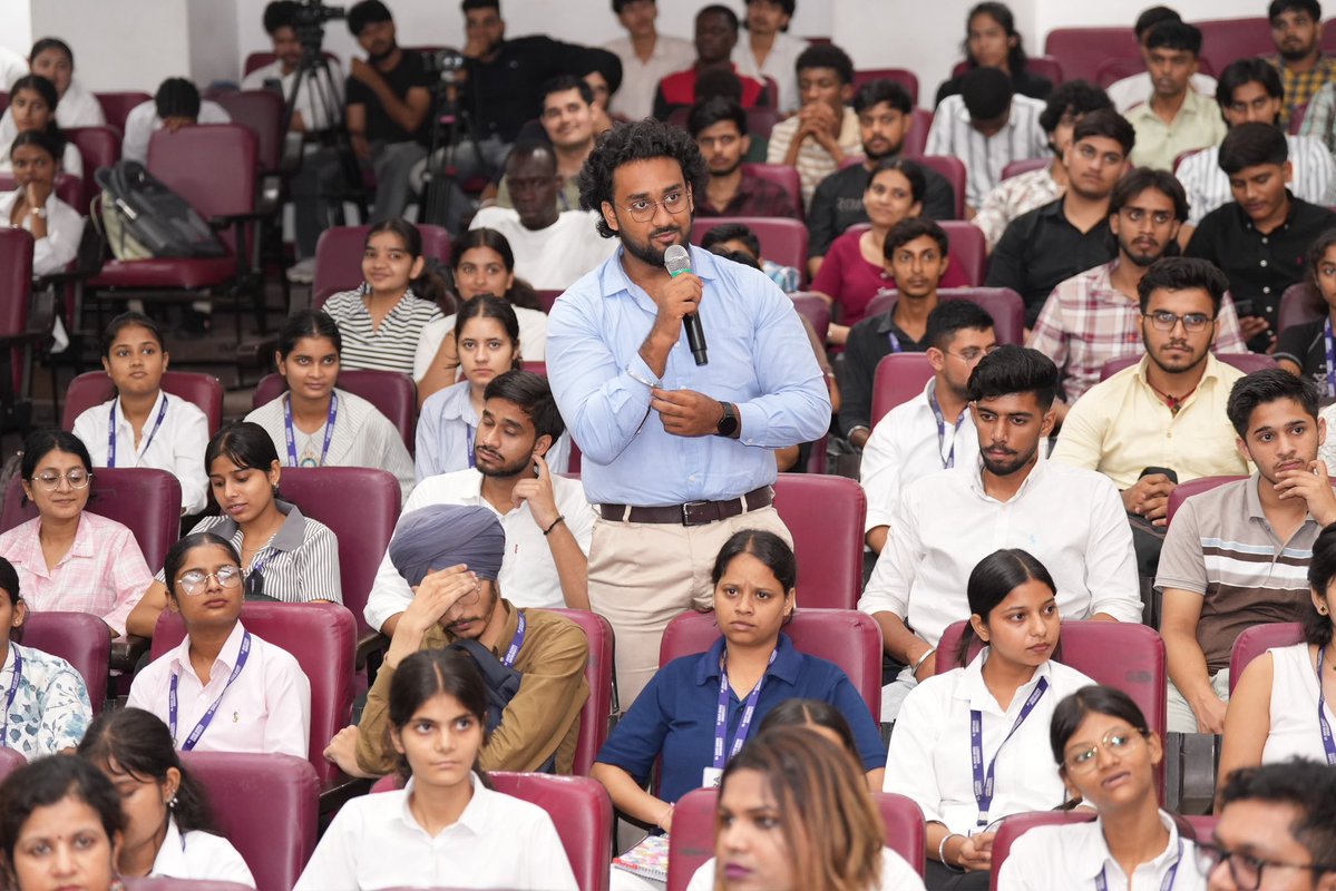 msisodia's tweet photo. आज Rayat Bahra University में Business Class कर रहे Young Entrepreneurs से बातचीत की…

@BhagwantMann सरकार द्वारा पंजाब की यूनिवर्सिटीज़ में शुरू किए गए Business Class में बच्चे पढ़ते-पढ़ते Entrepreneurs बनकर, न सिर्फ़ ख़ुद कमा रहे हैं, बल्कि दूसरों को नौकरियाँ भी दे रहे हैं।

यही असली Education Revolution है, जहाँ कमाई भी है, पढ़ाई भी है और देश की बेरोज़गारी की समाधि का समाधान भी है।
