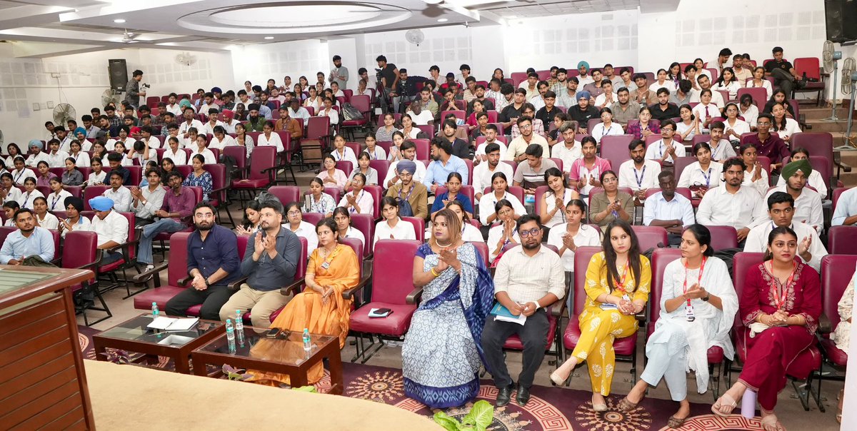 msisodia's tweet photo. आज Rayat Bahra University में Business Class कर रहे Young Entrepreneurs से बातचीत की…

@BhagwantMann सरकार द्वारा पंजाब की यूनिवर्सिटीज़ में शुरू किए गए Business Class में बच्चे पढ़ते-पढ़ते Entrepreneurs बनकर, न सिर्फ़ ख़ुद कमा रहे हैं, बल्कि दूसरों को नौकरियाँ भी दे रहे हैं।

यही असली Education Revolution है, जहाँ कमाई भी है, पढ़ाई भी है और देश की बेरोज़गारी की समाधि का समाधान भी है।