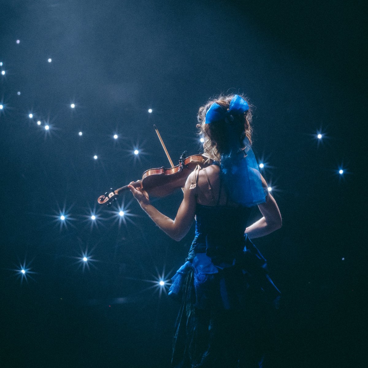LindseyStirling's tweet photo. The most wonderful time of the year is around the corner ❄️✨

Get ready for an enchanting night of music and winter magic on my Snow Waltz tour in a city near you! 

Get your tix &amp; VIP early on 8/26 at 12pm local at https://t.co/FTknqt8549. General on-sale 8/28 @ 10AM local https://t.co/y304sHTcDq