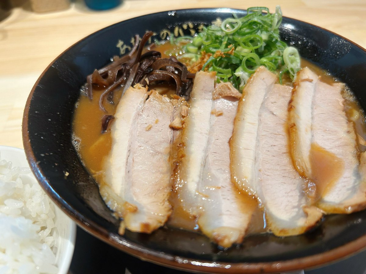 tenguy_taraco's tweet photo. 【福岡来たらこの店来い】
略して福岡たらこ‼️

西鉄春日原駅からスキップで1分、ウサイン・ボルトなら8秒🏃‍♂️

九州では珍しい「豚骨醤油」はガラのうまみがこれでもか！と凝縮🐷それでいて臭みゼロ🍜
まさにうまみの暴力🤤

ウサイン・ボルトは車に気をつけて向かってください💨

#あなたの心を鷲掴み https://t.co/UkCU0zBgef