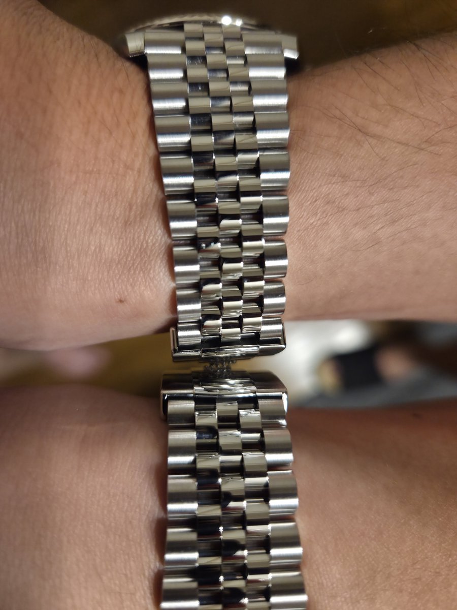 tt1043smd's tweet photo. ケイスケ・ホンダStyleでスカイドゥエラー青とデイトジャスト41青を比較
厚みと重さ以外に、文字盤の立体感とジュビリーブレスの太さがかなり違う。
どっちもそれぞれカッコいい。 https://t.co/K50fUaaNk3