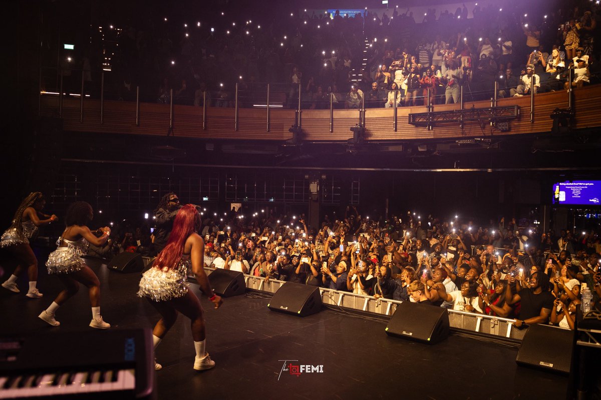 timayatimaya's tweet photo. LONDON! I ❤️ You 🇬🇧🔥🎙️
#Timaya20Yrs02Indigo https://t.co/riFVN4maAV