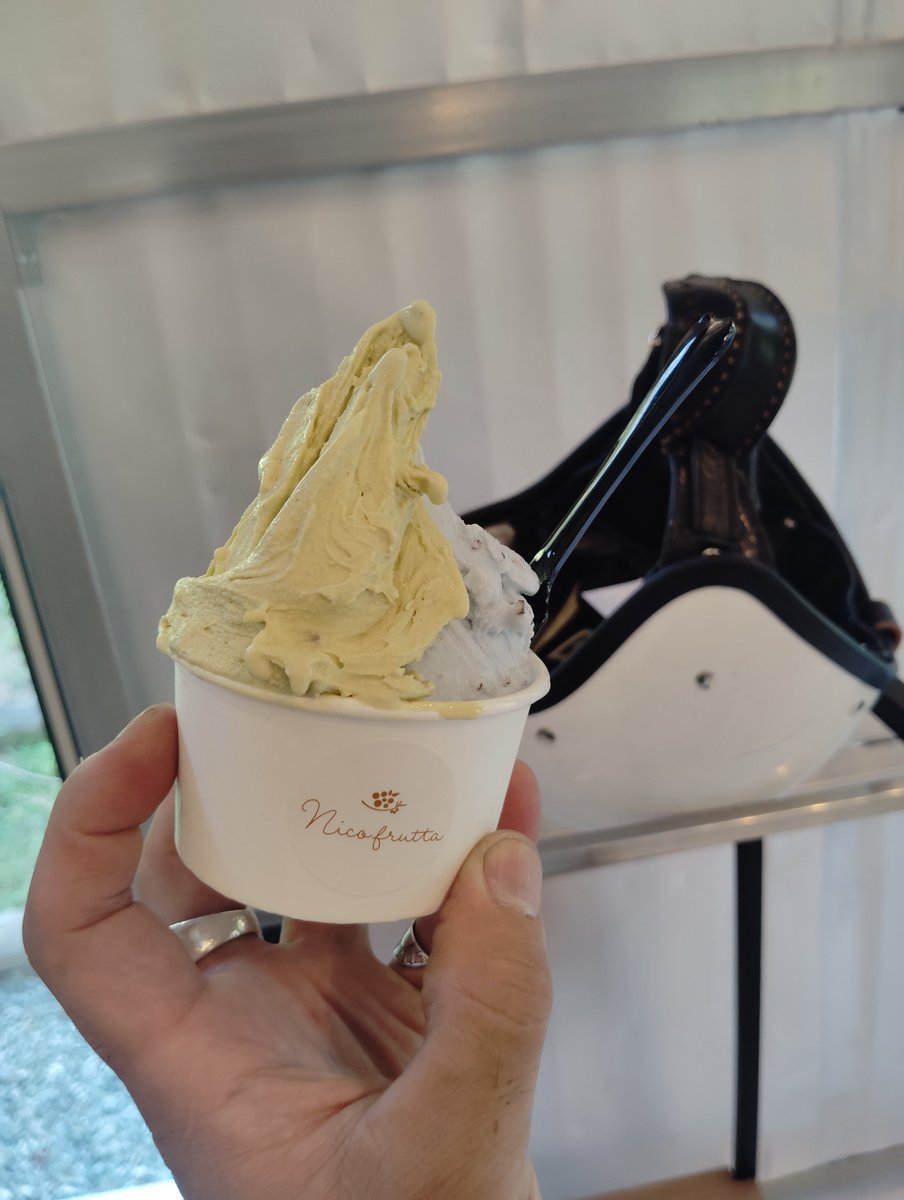 BOSS_GIXXER's tweet photo. ���日のツーリングで食べ飲みしたスイーツたち

1枚目：プリンパイ🍮(小竹町)
2枚目：プリンアイス🍮(同上)
3枚目：ピスタチオ&amp;チョコミントのジェラート🍨(古賀市)
4枚目：ラムネ🧊(宮地嶽神社境内の売店) https://t.co/WEG9Q4UNBW