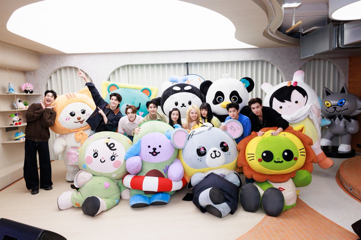AllNews_th's tweet photo. "GMMTV" เนรมิตแลนด์มาร์กใหม่เปิดตัว "GEMM HOUSE" คาแรคเตอร์คาเฟ่แห่งแรก!! "พี่ถา สถาพร" นำทัพนักแสดงและมาสคอต ร่วมฉลองเปิดบ้านแห่งความสุข ชูคอนเซปต์เชื่อมโยงศิลปินและแฟนๆ ผ่านเมนูสุดสร้างสรรค์

#GEMMHOUSE #GMMTV

🔗 https://t.co/KvyWeBSDyu
สิ้นสุดการรอคอย! "GMMTV" คอนเทนต์โพรไวเดอร์ชั้นนำของเมืองไทย เปิดตัว "GEMM HOUSE" คาแรคเตอร์คาเฟ่ (Character Café) แห่งแรกอย่างเป็นทางการ เพื่อสร้างสรรค์พื้นที่แห่งความสุขและแลนด์มาร์กแห่งใหม่ในการต้อนรับแฟนคลับทั้งชาวไทยและต่างชาติ โดยภายในถูกเนรมิตขึ้นอย่างพิถีพิถัน ถ่ายทอดตัวตนและเอกลักษณ์อันโดดเด่นของเหล่าศิลปิน ผ่านงานดีไซน์และการตกแต่งพื้นที่ได้อย่างลงตัว พร้อมรังสรรค์เมนูเครื่องดื่มและเบเกอรี่สุดพิเศษแบบ Exclusive ที่มีให้ลิ้มลอง ณ ที่แห่งนี้เพียงแห่งเดียวเท่านั้น นอกจากนี้แฟนๆ ยังจะได้เพลิดเพลินกับการเลือกช้อป GMMTV Merchandise พร้อมร่วมสัมผัสความสนุกกับกิจกรรมไฮไลท์ที่จะหมุนเวียนมาสร้างความประทับใจตลอดทั้งปี ซึ่งในบรรยากาศวันเปิดตัวอย่างเป็นทางการ “พี่ถา สถาพร พานิชรักษาพงศ์” ประธานเจ้าหน้าที่บริหาร บริษัท จีเอ็มเอ็มทีวี จำกัด ได้นำทัพตัวแทนนักแสดง “ตู ต้นตะวัน, เลิฟ ภัทรานิษฐ์, แจน พลอยชมพู, จิงจิง ยู, สกาย วงศ์รวี, นานิ หิรัญกฤษฎิ์, เพิร์ธ ธนพนธ์, ซี ทวินันท์, มาร์ค ภาคิน” และมาสคอต (Mascot) หรือ "แก๊งหลานๆ" ขวัญใจเจ่เจ้อุนย่าอุนยาย ที่ทาง “GMMTV” ออกแบบและสร้างสรรค์ขึ้นมาเพื่อเป็นตัวแทนของศิลปิน นำโดย “โพก้าซัง, คิงแมน, เบบี๋, อะโวเชี่ยน, เพิ่มพูน, ลูกคุณหนู, เมิฟเมิฟ, ลูน่า, เอนี่” ร่วมพิธีเปิดและต้อนรับเหล่าสื่อมวลชนอย่างอบอุ่น เมื่อวันที่ 24 สิงหาคม 2569  ณ GEMM HOUSE ชั้น 2 อาคาร จีเอ็มเอ็ม แกรมมี่ เพลส ที่ผ่านมา

สำหรับบรรยากาศภายใน "GEMM HOUSE" ถูกเนรมิตให้เป็นเหมือน "บ้าน" อันแสนอบอุ่นของเหล่ามาสคอต “GMMTV” สเปซที่หลอมรวมความอร่อย ความสนุก และจินตนาการเข้าไว้ด้วยกันอย่างลงตัว ตรงตามคอนเซปต์ “A PLACE FULL OF FLAVOR AND FUN” โดยนำเรื่องราวของศิลปินผ่านแก๊งมาสคอตประจำตัวมาประยุกต์ใช้ในการตกแต่งทุกตารางนิ้ว ที่พร้อมรองรับการเช็กอินของทุกคนยิ่งไปกว่านั้น “GEMM HOUSE” ยังยกระดับความพิเศษด้วยการดึงเชฟมืออาชีพ “พลอย ฐาติกานต์ ตัณฑจินนะ” เชฟพลอย Top Chef Thailand Season 2 มาร่วมรังสรรค์เมนูเบเกอรี่ ไอศกรีม และเครื่องดื่มสูตรเฉพาะ ที่ดึงเอาเอกลักษณ์และคาแรคเตอร์ของศิลปินมาเป็นแรงบันดาลใจในการสร้างสรรค์รสชาติ ควงคู่มากับของสะสมสุดเอ็กซ์คลูซีฟ อย่างปลอกแก้ว (Cup Sleeve) และหลอดดีไซน์พิเศษ ที่พร้อมสร้างความประทับใจและความทรงจำดีๆ ให้แก่แฟนๆ ทุกคนที่มาเยือน

ทั้งนี้ “พี่ถา สถาพร” ประธานเจ้าหน้าที่บริหาร บริษัท จีเอ็มเอ็มทีวี จำกัด เปิดเผยว่า  “เมื่อปีที่แล้วหลานๆ ของเราทรงพลังมาก ได้รับการตอบรับอย่างอบอุ่น หว่านเสน่ห์จนใครๆ ก็ตกหลุมรัก ทำให้เรามั่นใจว่าถึงเวลาที่เหมาะสมแล้วที่จะเปิด คาแรคเตอร์คาเฟ่ (Character Café) แห่งนี้ครับ เราลุยกันข้ามปี ตั้งแต่ดีไซน์ ตกแต่ง จนพร้อมเปิด “GEMM HOUSE” ให้ทุกคนได้เข้ามาอยู่ในโลกของหลานๆ “GMMTV” แบบเต็มตัว ซึ่งบรรยากาศทุกมุม รวมถึงห้องน้ำ เราตั้งใจจัดให้เป็น Happy Family จริงๆ ครับ ความพิเศษของคาเฟ่ที่นี่คือการสร้างสรรค์โลกของ “GEMM HOUSE” ให้ได้สัมผัสบรรยากาศครอบครัวสุดอบอุ่นตั้งแต่ก้าวแรก ไม่เว้นแม้กระทั่งห้องน้ำ รวมไปถึงเมนูขนมและเครื่องดื่มที่ออกแบบมาเพื่อหลานๆ ของ “GMMTV” โดยเฉพาะ ในเฟสแรกนี้ เราได้รับเกียรติจาก “เชฟพลอย” มาเป็นผู้รังสรรค์เมนูทั้งหมด ซึ่งเราใส่ใจในเรื่องสุขภาพเป็นหลัก เลือกใช้สีจากธรรมชาติโดยไม่พึ่งสารเคมี แม้บางเมนูสีอาจจะไม่ตรงกับคาแรคเตอร์ 100% แต่เราตั้งใจเลือกสีที่ใกล้เคียงที่สุด เพื่อให้ทุกคนได้ทานอย่างสบายใจ ปลอดภัย และยั่งยืนครับ”