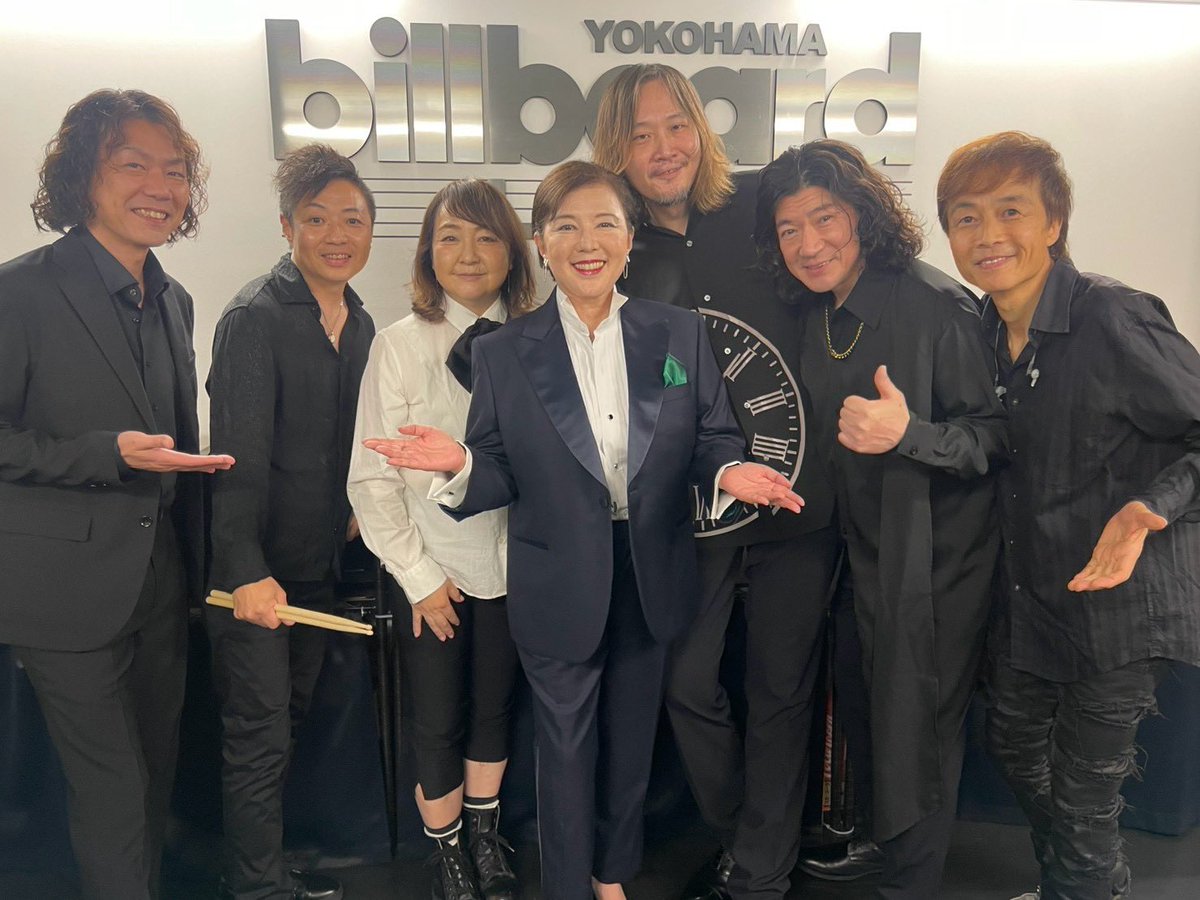 mikiasakura821's tweet photo. 麻倉未稀 『My Soul』45th Anniversary  Billboard Live YOKOHAMA
皆さまの温かな声援のおかげで素敵な楽しい時間を過ごせ大変感謝しております。

そして、今回ライブで使用させていただいたジュエリー💎
グロッセ@grossejapan
素敵なネクレス、イヤリング、リング💍を両手に。
シンプルですが、しっかりと主張があり、マニッシュだけどエレガント。

姉から紹介を受け、初めてつけさせていただきました。
実は以前青山にお店があった時にロングネクレスを購入したことがあり、今も大切に使っています。
再びの出会い❣️
嬉しいです。
#grossejapan
#素敵なジュエリー