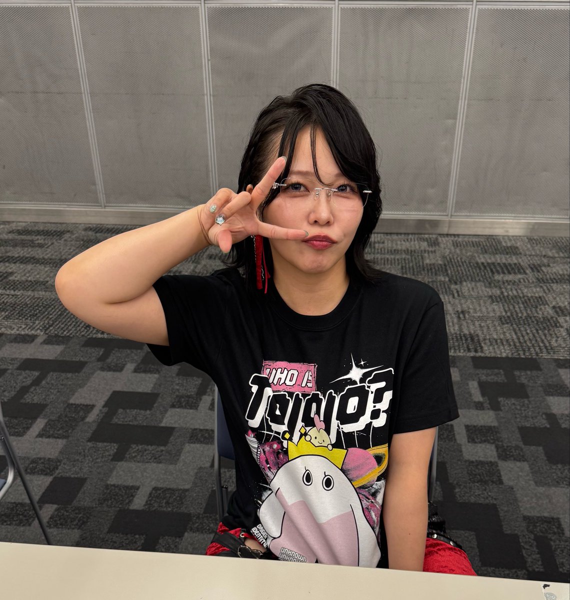 akimitsu0829's tweet photo. 試合中は気にならなかったけど、ヘアセットと先生🧑‍🏫を意識したメガネも良きでした。
現コス仕様の紙テープも投げれたし、通信簿も激アマ査定で良かった😊
あと上手い事セールスされた、とじょじょTシャツもかったよ😅
#tjpw
#愛野ユキ https://t.co/XpnwsSA8tV