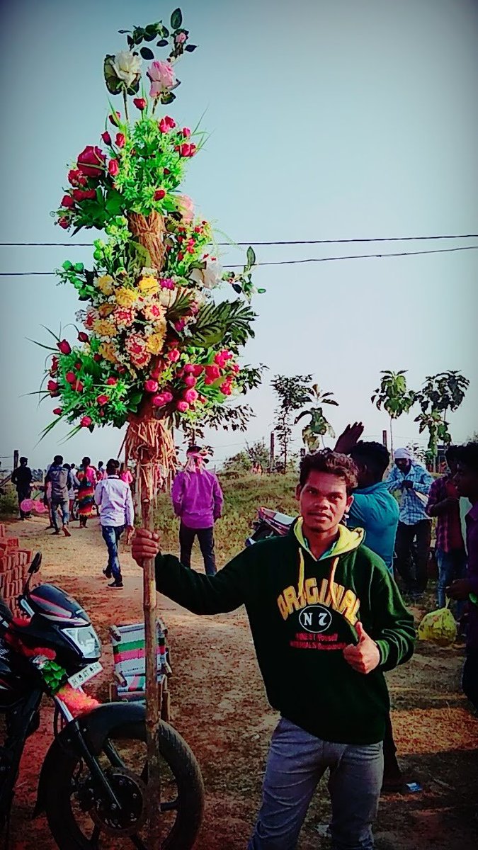 SorenLakhikant's tweet photo. किस गुनाह की सजा है सर?
इतनी मेहनत से हमने नौकरी ज्वाइन की और एक झटके में मेरी नौकरी दांव पर लग गई।
अपनी पढ़ाई के लिए कभी कभी मजदूरी भी की, ईंट भट्टा में ईंटें भी बनाई, थोड़ा बहुत पैसों के लिए मिस्त्री के साथ भी काम किए, लेकिन कितनी आसानी से लोग बोल देते हैं कि सेटिंग से आए हो? https://t.co/PYYmATniC1