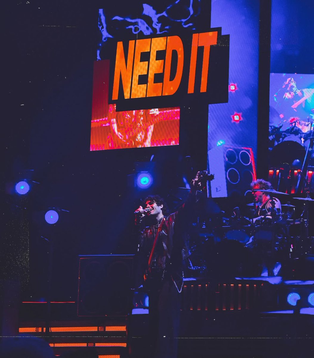 BAT_5sauce's tweet photo. "Need it."
 And Luke Hemmings is under it OKAY THEN YES I MEAN WHAT?! https://t.co/B8anBuBY5b