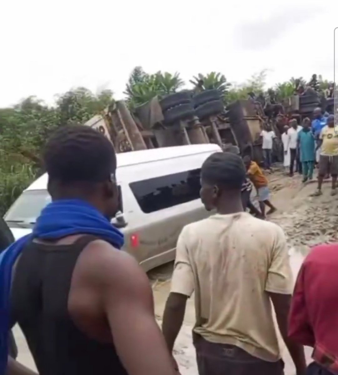 Millishield01's tweet photo. In crisis like this...government in other countries will rally round these people and find a way to assist.
In Nigeria....the leaders are deaf. https://t.co/QeJ9u8xNrH