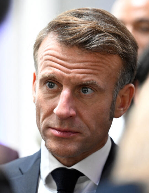 LeaBourseFR's tweet photo. 🚨 La France compte désormais 5,7 millions de fonctionnaires.

Je ne sais pas si on se rend compte. 💀
Un français sur 5 travaille dans la fonction publique.

C'est le ratio le + élevé d'Europe rapporté à la population active.

Les Pays-Bas avaient le même problème que nous.

Ils ont profondément réformé leur fonction publique dans les années 90 : suppression de pans ENTIERS de l'administration centrale et décentralisation massive.

Résultat : ~55 000€ de PIB/habitant, contre 40 000€ en 🇫🇷.

La corrélation n'est pas forcément une démonstration mais... c'est quand même difficile à ignorer.

Là où on est champion d'🇪🇺 aussi : notre nombre de ministère. On pourrait commencer par là.

Chaque ministère supprimé :
- des centaines de millions de charges fixes en moins
- des milliers de réglementations qui s'éteignent
- autant de freins à l'activité économique qui disparaissent