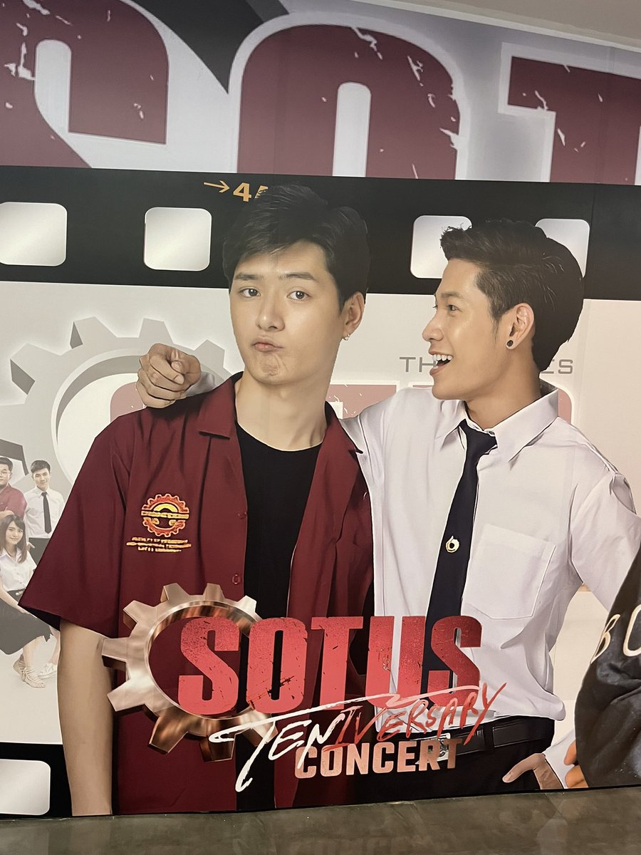 Y60krissingto22's tweet photo. BTSの駅からUnion Mallに入ると、左には大きいパネル、正面にはこれがお出迎え！

通りすがりの人たちが「SOTUS！」って言っていて、なんだか嬉しくなりました🥹

@sa_coco28 偶然にお会いできて💕
 
#คริสสิงโต 
#KristSingto
#Sotus10thYearConcert https://t.co/fjpvBtRHtc
