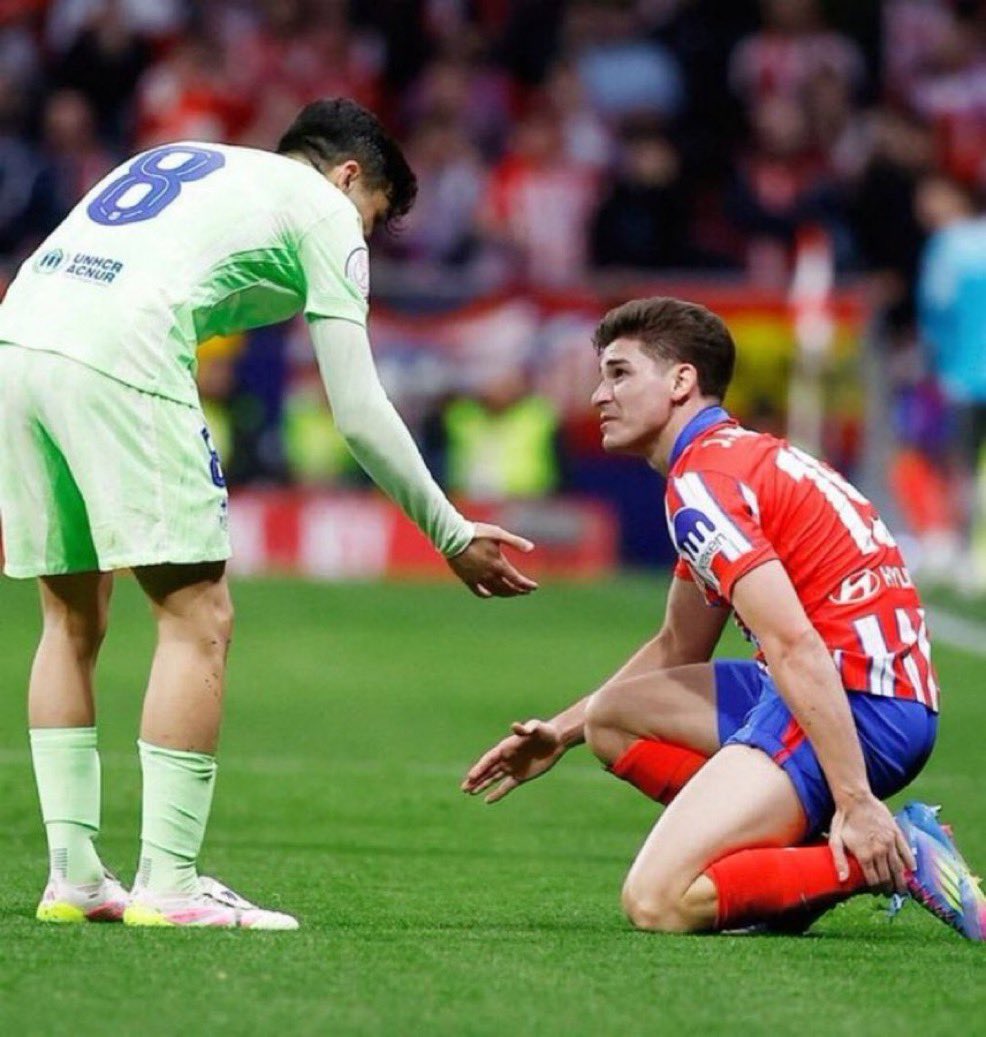 pedrxna's tweet photo. the way julian alvarez was begging pedri to rescue him here but we didn’t notice https://t.co/i69c21xT9k