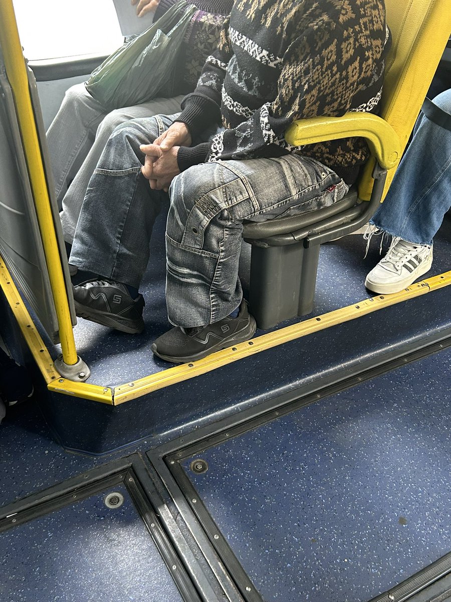 sollsticioo's tweet photo. quando a calça do velho no ônibus tem mais swag que a sua https://t.co/d7tYxTLq78