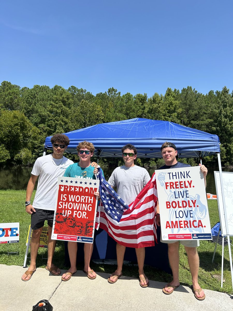 EKBradley_'s tweet photo. We’re back on campus &amp; already making change ⚡️

In our first week back we added 1,300+ @tpusastudents to the movement in the Southeast and we’re not stopping there 🔥

BIG WEEKS ONLY ‼️‼️

@TPUSA https://t.co/Wfzd00trUQ