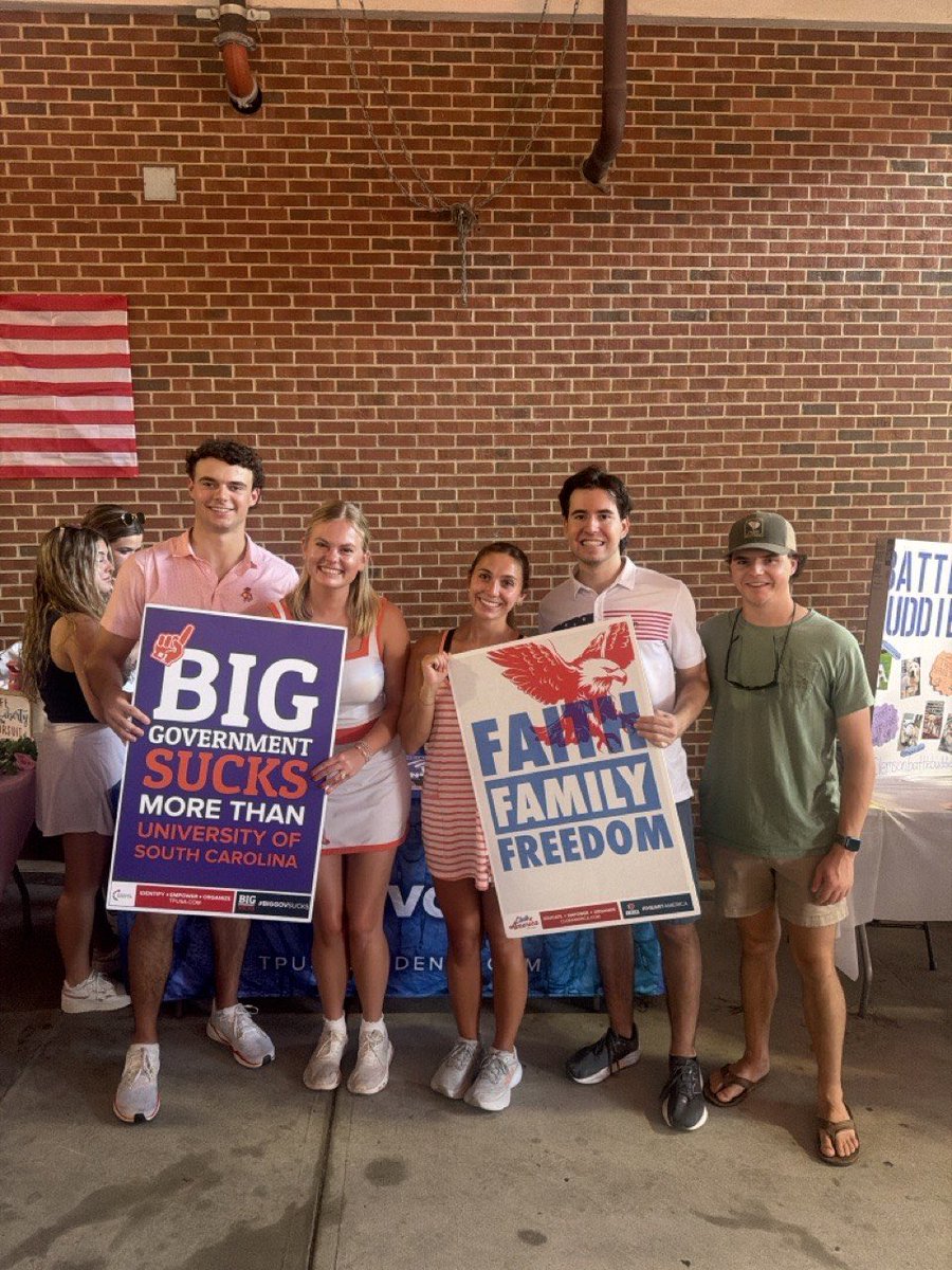 EKBradley_'s tweet photo. We’re back on campus &amp; already making change ⚡️

In our first week back we added 1,300+ @tpusastudents to the movement in the Southeast and we’re not stopping there 🔥

BIG WEEKS ONLY ‼️‼️

@TPUSA https://t.co/Wfzd00trUQ