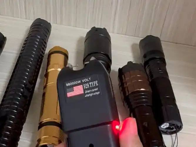 MBFZ01's tweet photo. 园区经营国内“精聊”诈骗，以1万到2万美元高价买员工，不把员工当人看。员工刚进公司就被关进小黑屋，用电棍、拳打脚踢殴打。#东南亚 #缅北 #电诈 #体罚 #虐待 https://t.co/7cUfwdWyZw