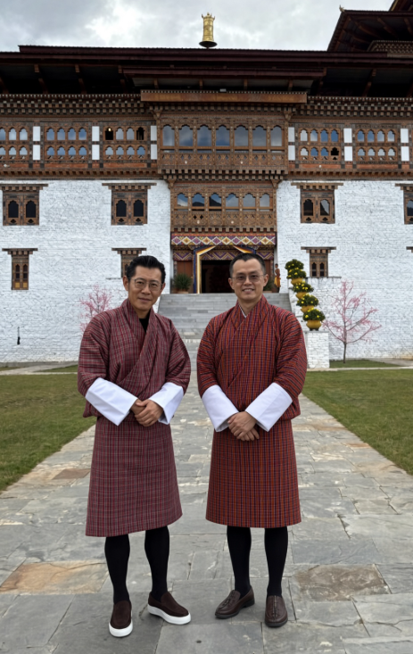 FredCtoMoons's tweet photo. 大表哥 @cz_binance 这次去不丹准备入乡随俗，还是穿西装呢 https://t.co/2DWEvQttjc