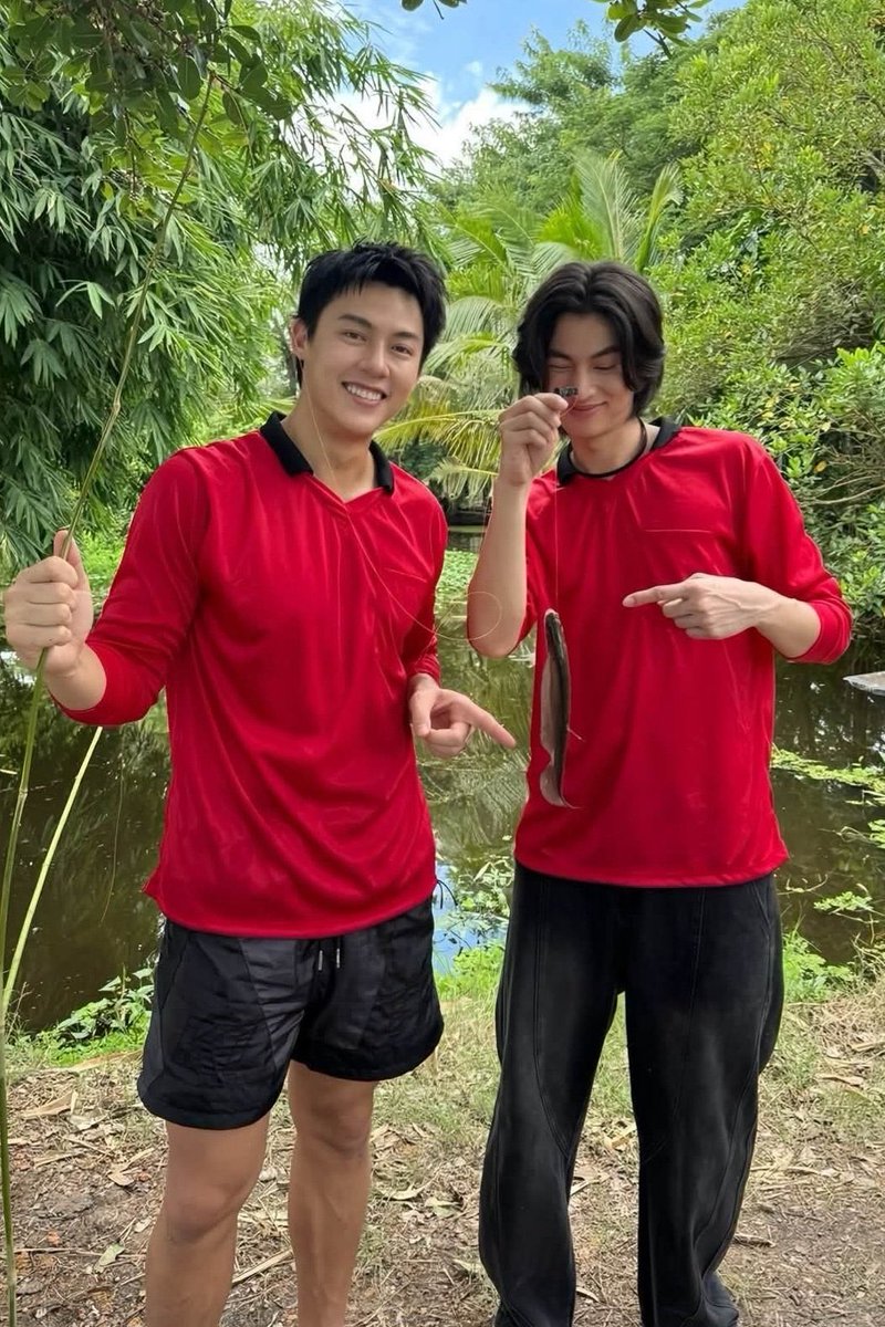 taeistaeny's tweet photo. หมากกลัฟคือชอบมิตรภาพของพี่น้องคู่นี้มากในวงการนอกจากแบร์รี่แล้วก็ไม่เห็นพิเค้าจะสนิทกับใครอีกนะก็มีกลัฟนี่แหละแล้วน่าจะเป็นรุ่นน้องคนเดียวเลยไหมที่รู้สึกว่าสนิทกันจริง บุคลิกพิ่หมากคือจะเฟรนด์ลี่เข้ากับคนง่ายแต่ถ้าเป็นเพื่อนสนิทจริงๆส่วนใหญ่คือคบกันมาตั้งแต่เด็กๆทั้งนั้นเลย https://t.co/Ux7iOAAa4Q
