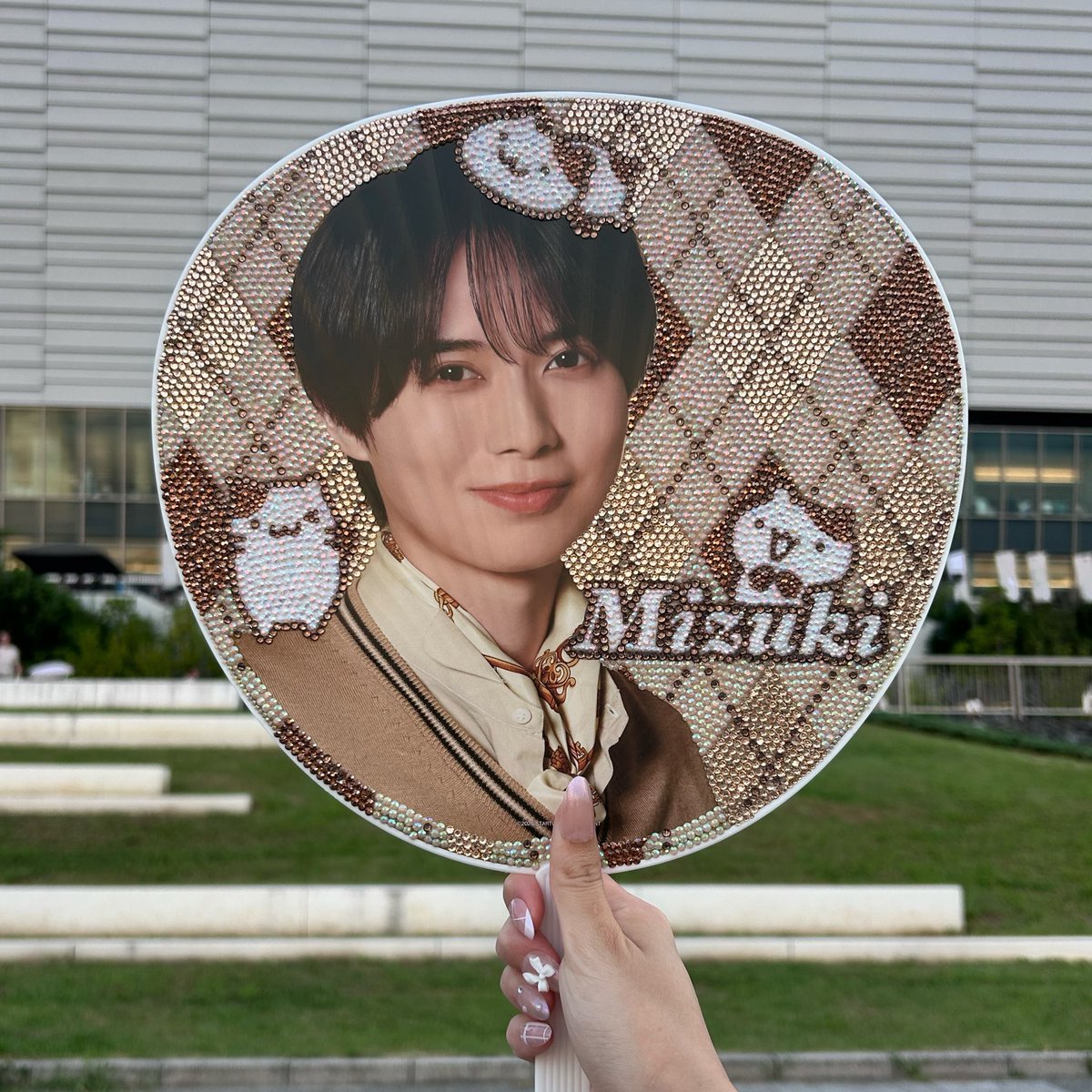 mkki_431's tweet photo. 初デコうちわ✨️あえて表はメンカラじゃなくて衣装に合わせたデザインにしてみた🎶裏は絵文字やよ🎀お気に入り☝🏻 https://t.co/cLrNZ1qL3D