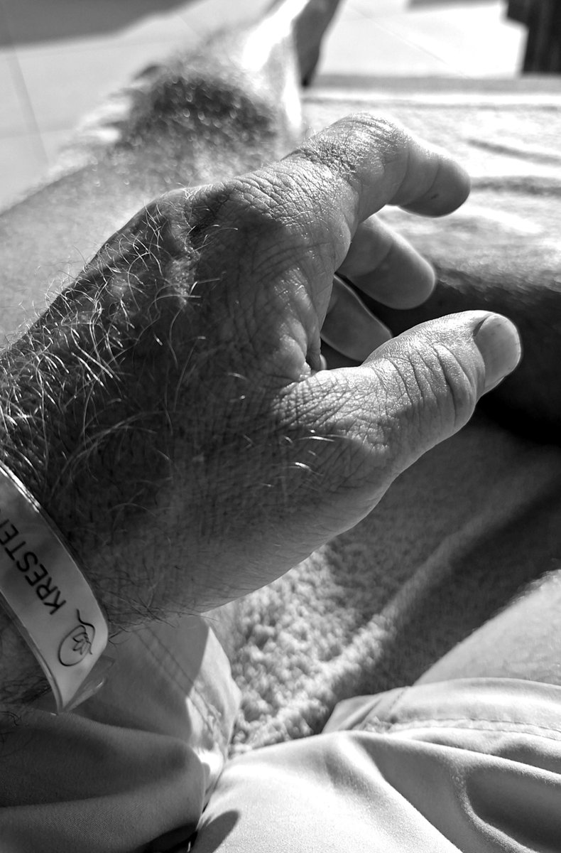 Andwalk74's tweet photo. #MonochromeMonday 
#manhandmonday https://t.co/ZwREAmFAhd