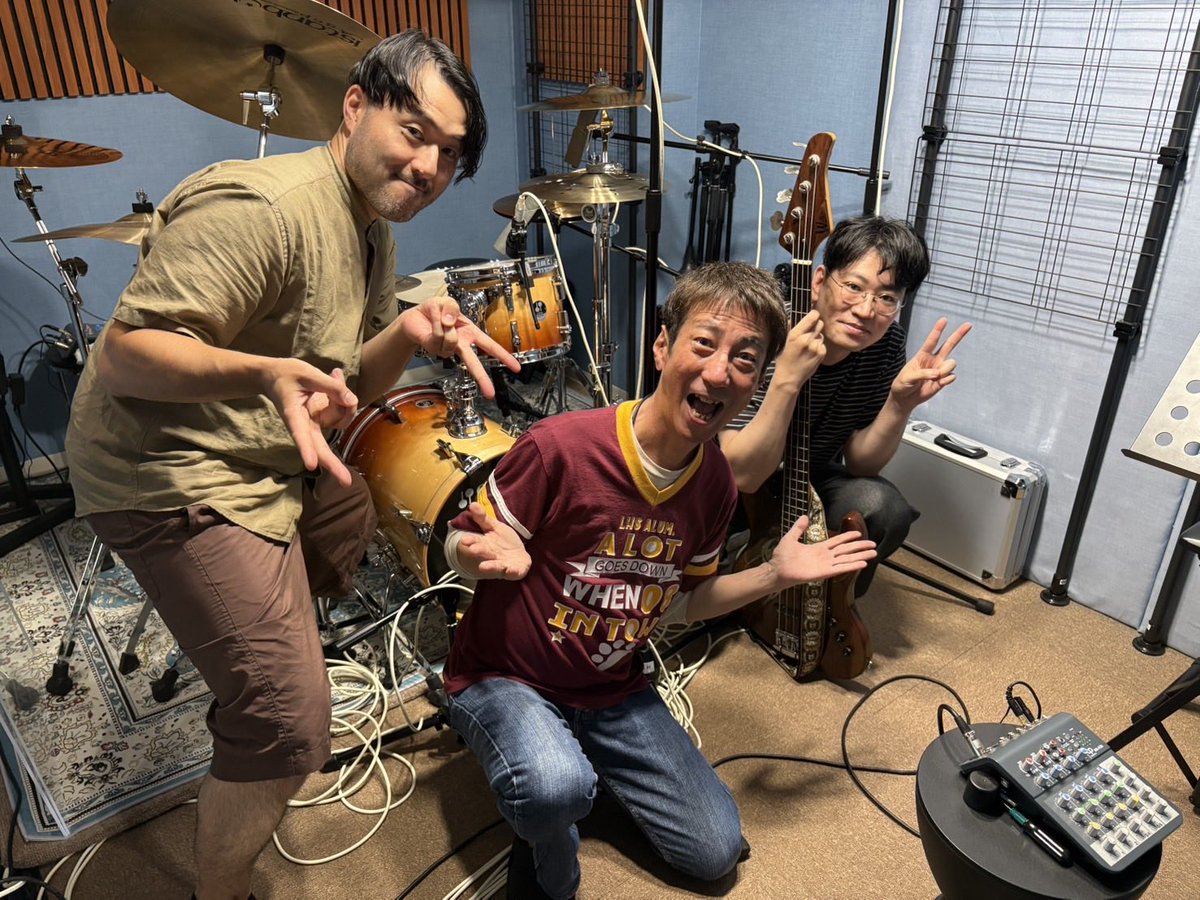 jonetsumarie's tweet photo. 本日はお世話になっている、つちHOUSE にてリズム隊レコーディングをしてまいりました！
居心地が良すぎてついつい長話をしてしまったり…でしたが、無事録り終えました🥁🎸完成をお楽しみに！ https://t.co/bnQzbddZmH