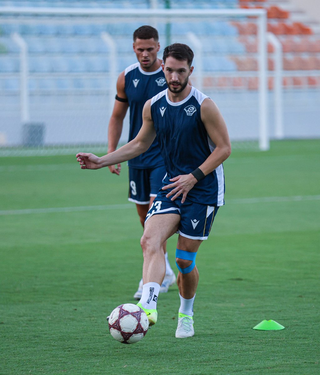 AlShababc's tweet photo. اللمسات الأخيرة قبل اللقاء 
Final touches before kick-off

#كأس_صحار_الدولي
#الشباب_النهضة
#الرائد_للإستثمارات https://t.co/oQvxdDtpRh