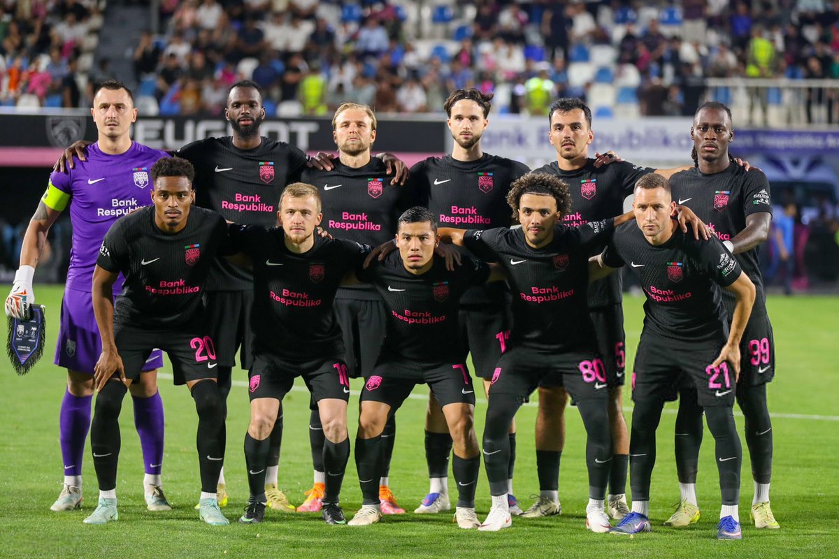 ActuFoot_'s tweet photo. 🚨🚨 OFFICIEL ! FONDÉ EN 2017, LE CLUB DE SABAH BAKU EN AZERBAÏDJAN 🇦🇿 SE QUALIFIE POUR LA LIGUE DES CHAMPIONS 2026/2027 !!!!!!! 🤩⭐️

CLUB LE PLUS JEUNE DE L’HISTOIRE DE LA COMPÉTITION !!!!!! 👦

Une qualification HISTORIQUE : le club a démarré ses qualifications DÉBUT JUILLET et A DÛ PASSER 4 TOURS PRÉLIMINAIRES 🤯👇

✅ VICTOIRE vs TNS 🏴󠁧󠁢󠁷󠁬󠁳󠁿 puis…
✅ VICTOIRE vs Kups 🇫🇮 puis…
✅ VICTOIRE vs Aarhus 🇩🇰 puis…
✅ VICTOIRE vs Hapoel Beer Sheva 🇮🇱

ILS ÉTAIENT ÉLIMINÉS À MÊME PAS UNE MINUTE DU COUP DE SIFFLET FINAL CE SOIR !!! 🤯

C’est le deuxième club azerbaïdjanais, après Qarabag, à réaliser CET EXPLOIT. 👏🇦🇿

Dans l’effectif, on y retrouve d’anciennes connaissances de Ligue 2 et Ligue 1 :
🇫🇷 Steve SOLVET
🇩🇿 Akim ZEDADKA
🇫🇷 Zinedine OULD KHALED
🇫🇷 Younes LACHAAB