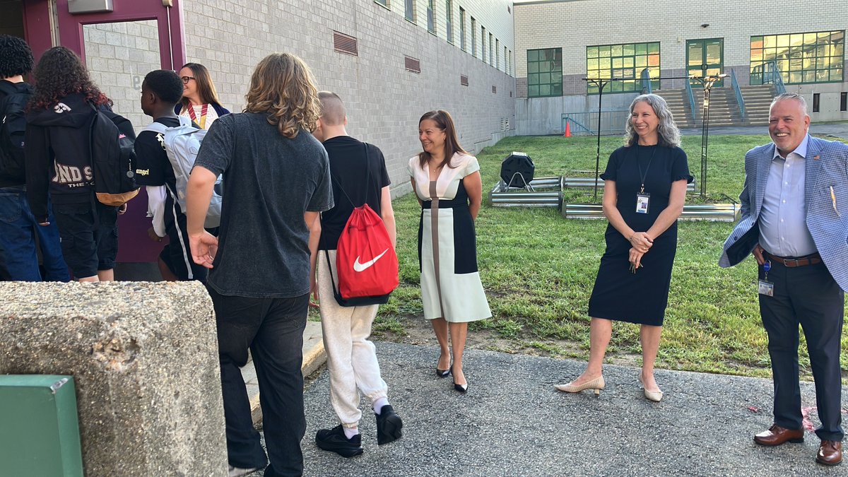 RIDeptEd's tweet photo. It's #Back2SchoolRI time! 🍎 📚 

Commissioner @AInfanteGreen was so excited to greet 9th graders at @DaviesTechHS this morning for their first day of high school!

Stay tuned all week long for more #Back2SchoolRI visits from Commissioner Infante-Green! 🎉 

#AttendanceMattersRI https://t.co/Wu5sKXpAFz